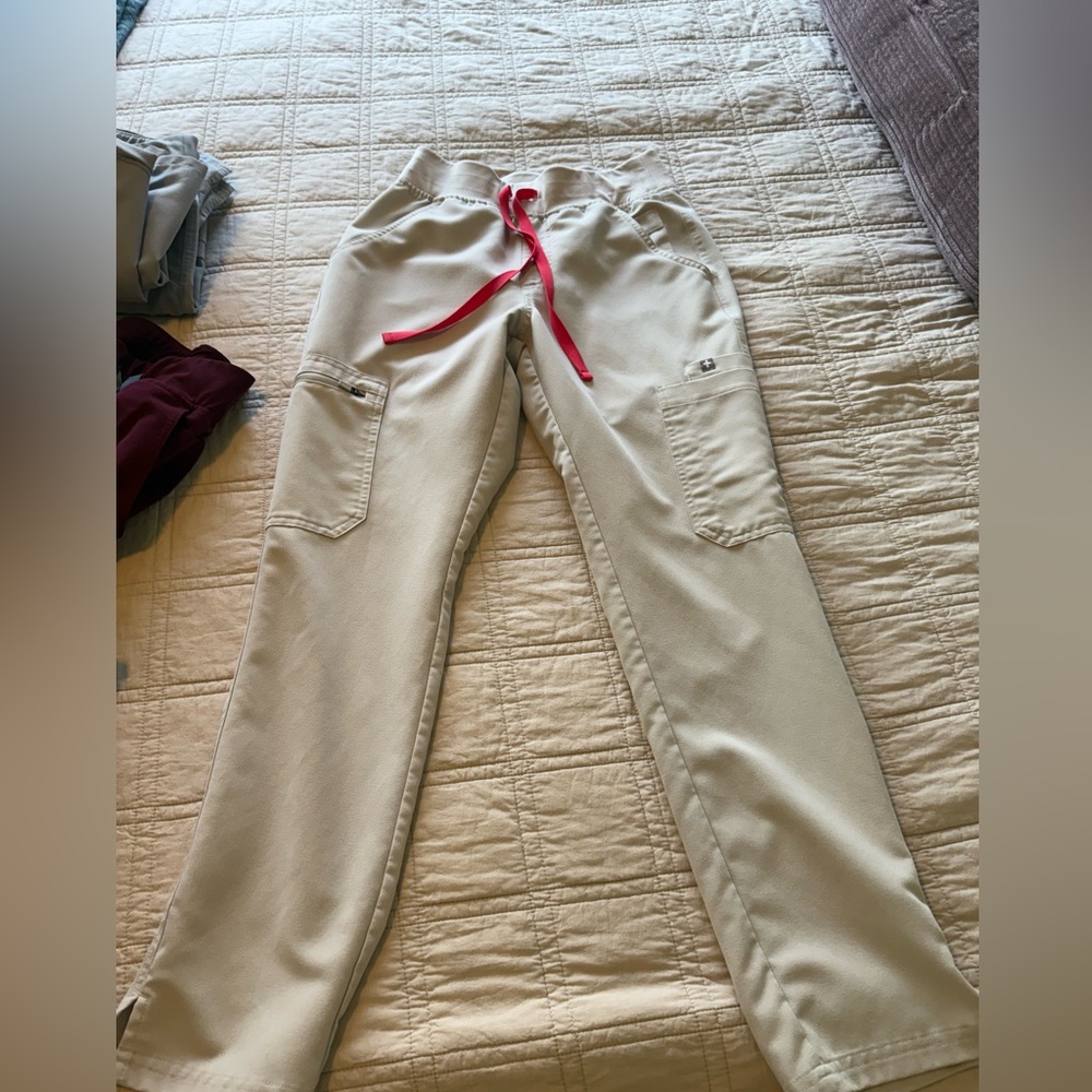 FIGS high waisted Yola scrub pant
Bone